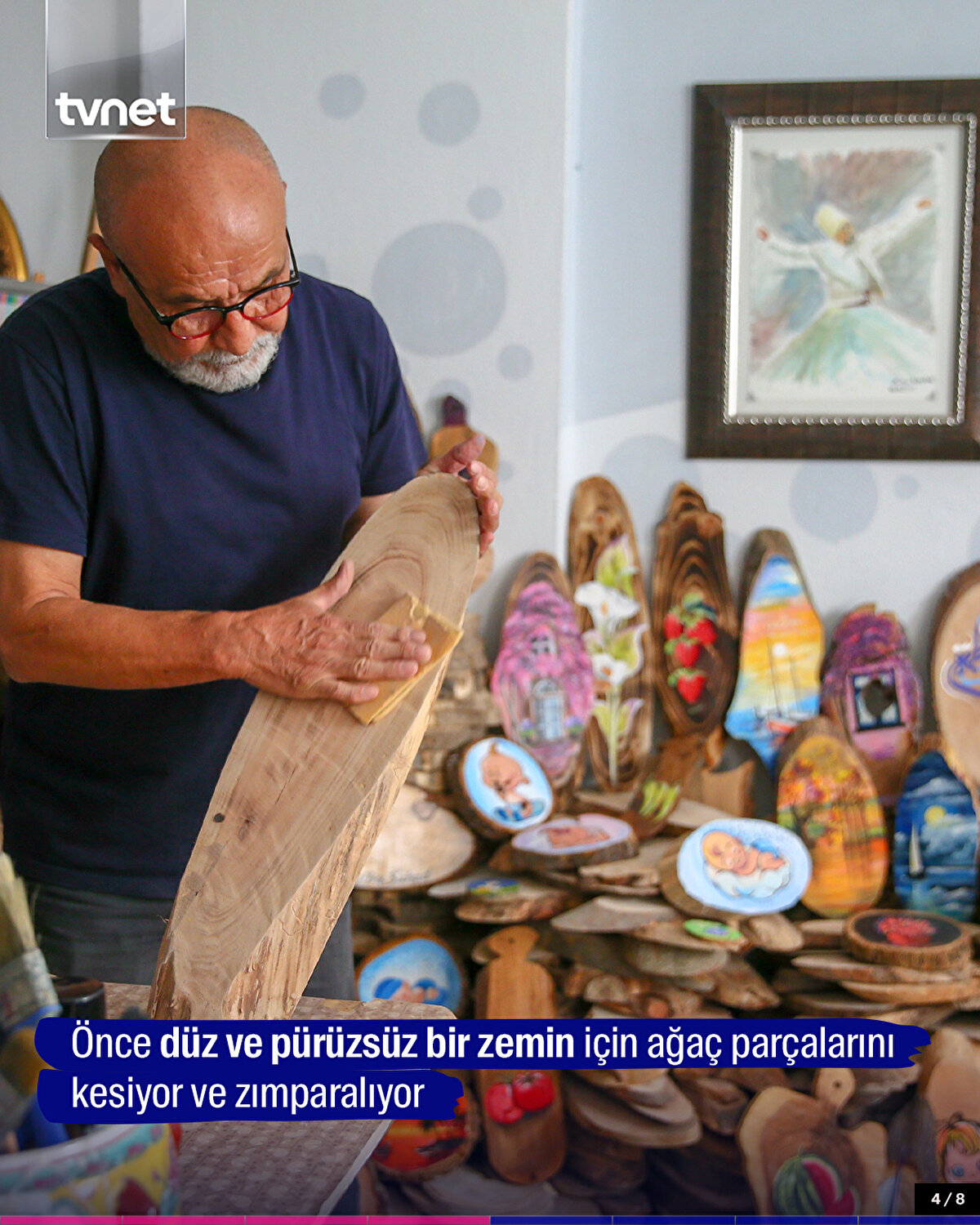 Önce düz ve pürüzsüz bir zemin için ağaç parçalarını kesiyor ve zımparalıyor