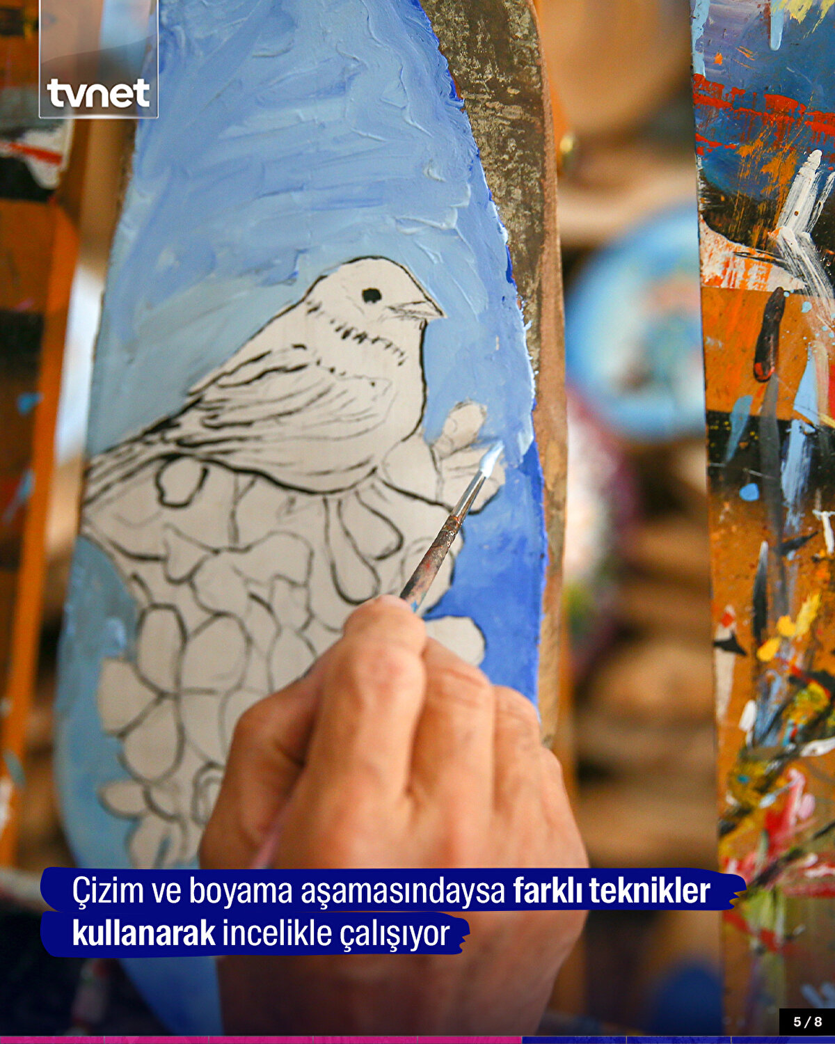 Çizim ve boyama aşamasındaysa farklı teknikler kullanarak incelikle çalışıyor