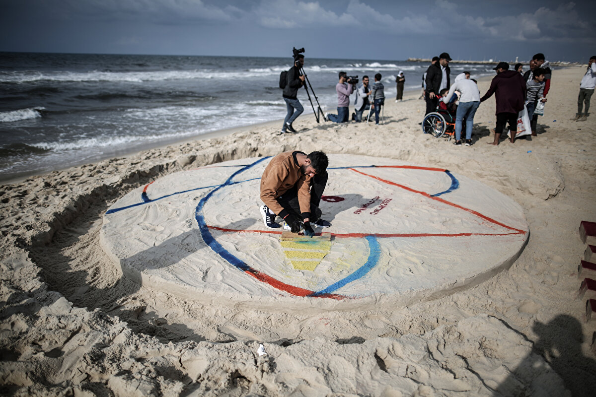 Kuma yapılan resimde, FIFA 2022 Dünya Kupası'nın logosu çizildi ve "Oyun oynamak hakkımız" yazısı yazıldı.