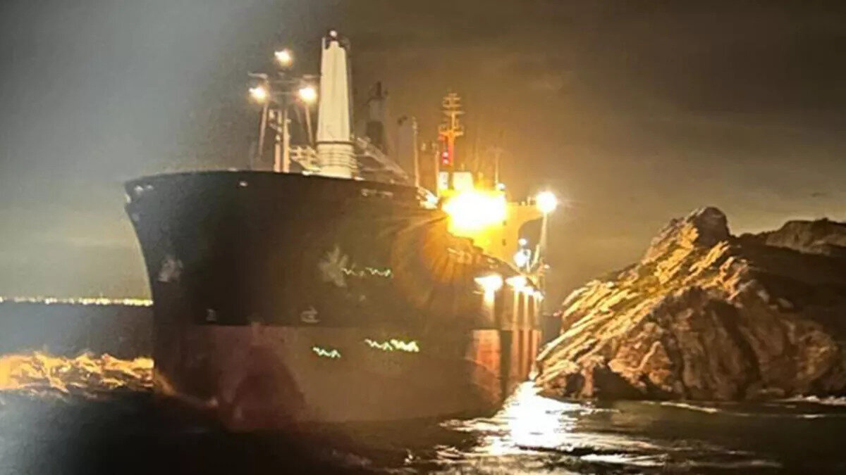 Tahıl gemisi bulunduğu yerden kurtarılarak İstanbul Gemi Trafik Hizmetleri Merkezi koordinasyonunda Kartal açıklarına demirletildi.<br><br>