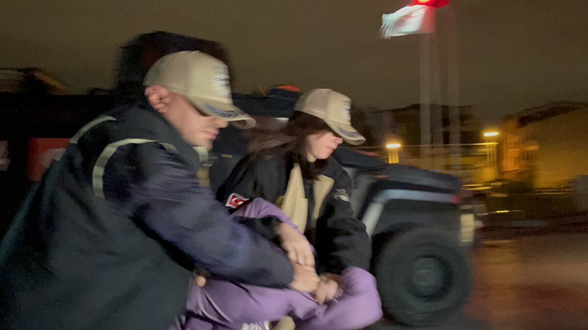 Ayrıca şüpheli Zekariya M.Ş. dosya kapsamında yakalanan başka bir şüpheli ile telefon üzerinden irtibat kurduğu, şüpheli Ammar'ın, Ahlam Albashır ile birlikte hareket eden Bilal Hasan'ı arabayla Edirne'ye götürdüğü vurgulandı. Tutuklama gerekçesi, Ammar Jarkas'ın patlamaya ilişkin Whatsapp yazışmaları ve Albashır'ın olay sonrası kıyafetlerini değiştirmesi için ses kaydı atması olarak belirtildi. Mahmud H.'nin ise olaya ilişkin Whatsapp yazışmalarının tespit edilmesi gerekçe olarak gösterildi. Son olarak hakimlik, şüphelilere isnat edilen suçun üst sınırına göre, kaçmaları, delilleri karartma şüphelerinin bulunması ile suçun ağırlığı ve önemi dikkate alarak şüphelilerin tutuklanmalarına karar verdi.<br><br>