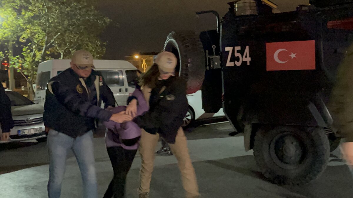 Nöbetçi İstanbul 3. Sulh Ceza Hakimliği şüphelilerin "Devletin birliğini ve bütünlüğünü bozmak", "çocuğa karşı bombalama veya silah kullanarak tasarlayarak öldürme", "çocuğa karşı bombalama veya silah kullanarak tasarlayarak öldürmeye teşebbüs" suçlarından savcılık tarafından tutuklama talebiyle sevk edildiğini belirtti. Tutuklama gerekçesinde hakimlik, şüphelini Albashır'ın olay günü Beyoğlu'nda bulunan İstiklal Caddesi'nde patlayıcı bombayı bırakması sonucu Yusuf Meydan, Ecrin Meydan, Adem Topkara, Elif Topkara, Arzu Özsoy, Mukaddes Elif Topkara'nın hayatını kaybettiğini ifade etti. Gerekçede eylemin PKK/KCK/YPG bölücü terör örgütü tarafından ülkenin devlet, birlik ve bütünlüğünü bozma amacıyla planlandığını vurgulandı. Şüpheli Ahlam Albashır'ın, Ahmed C. tarafından saklanmak üzere Esenler'de bulunan bir eve götürüldüğü, bu kapsamda Ahmed C.'nin de olayı gerçekleştiren Albashır ile birlikte hareket ettiği belirtildi. Gerekçenin devamında, Şüpheli Albashır'ın Küçükçekmece'de evde birlikte Ammar Jarkas, Bakar C., Hadir C., Mahmud H., Muhammed Ş., Zekariya M.Ş., Hatice El K. ve Mesut H. ile yakalanmaları nedeniyle Albashır'ın eylemine fiilen iştirak ettikleri ifade edildi.<br><br>