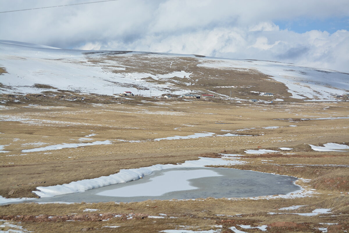 Mevsimin ilk karıyla ilçe merkezleri beyaz örtüyle kaplandı.<br><br>Kar kalınlığı 5 santimetreye kadar ulaştı.<br><br>