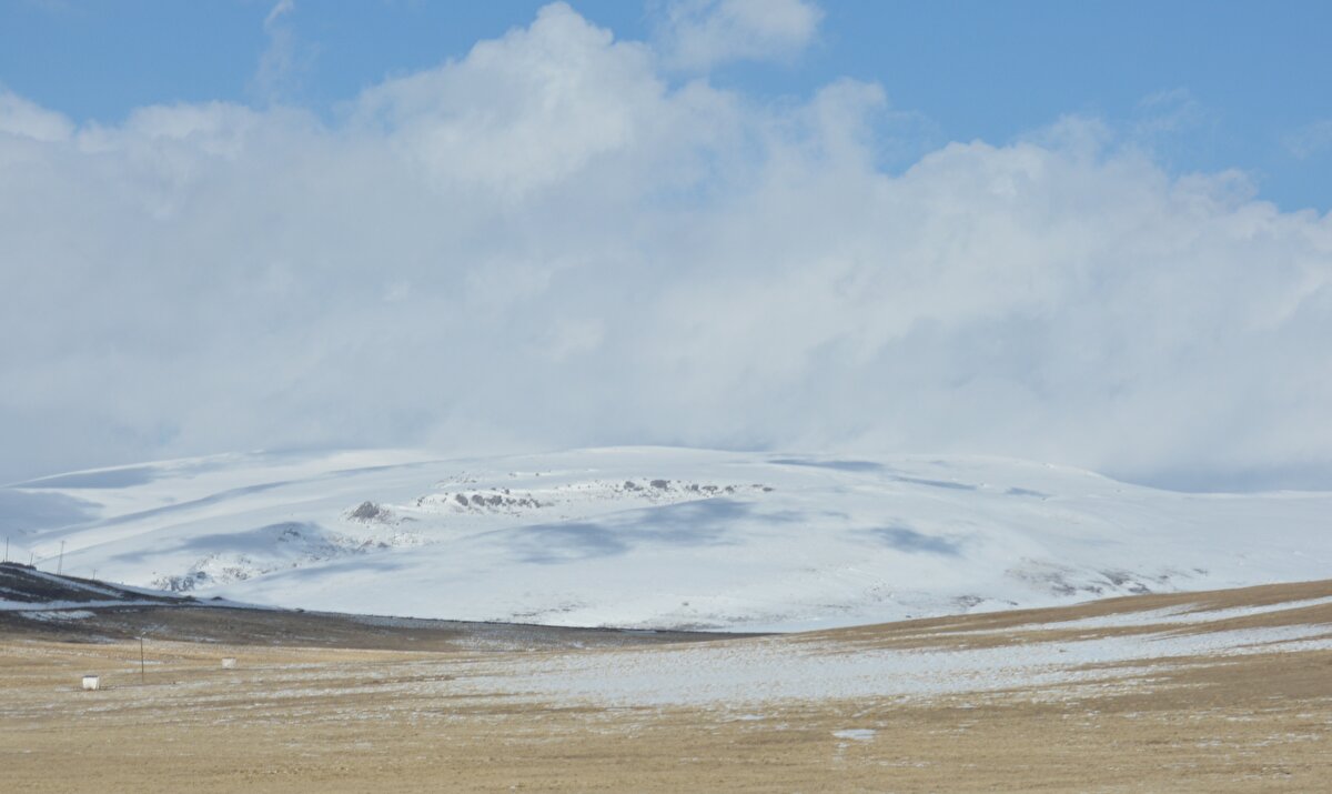Kars'ta da soğuk ve yağmurlu hava yerini kar yağışına bıraktı. Kentin yüksek kesimleri karla kaplandı.<br><br>
