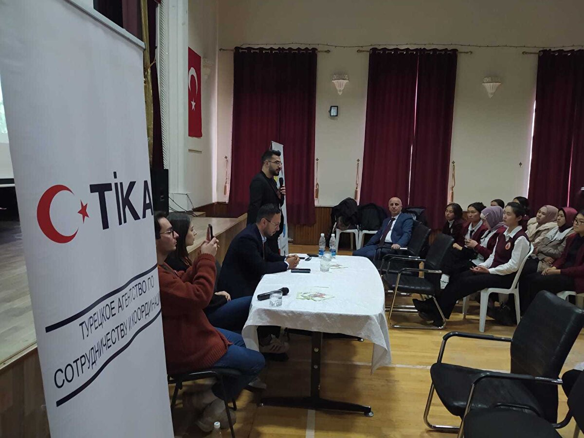 Manas Üniversitesi adına medya merkezi MEDIAMANAS’ın koordinatörlüğünde düzenlenen yüz yüze ve uygulamalı eğitimlerin Açılış Töreni’ne Rektör Prof. Dr. Alpaslan Ceylan ve TİKA Bişkek Program Koordinatörü Osman Usta da katıldı.<br><br>