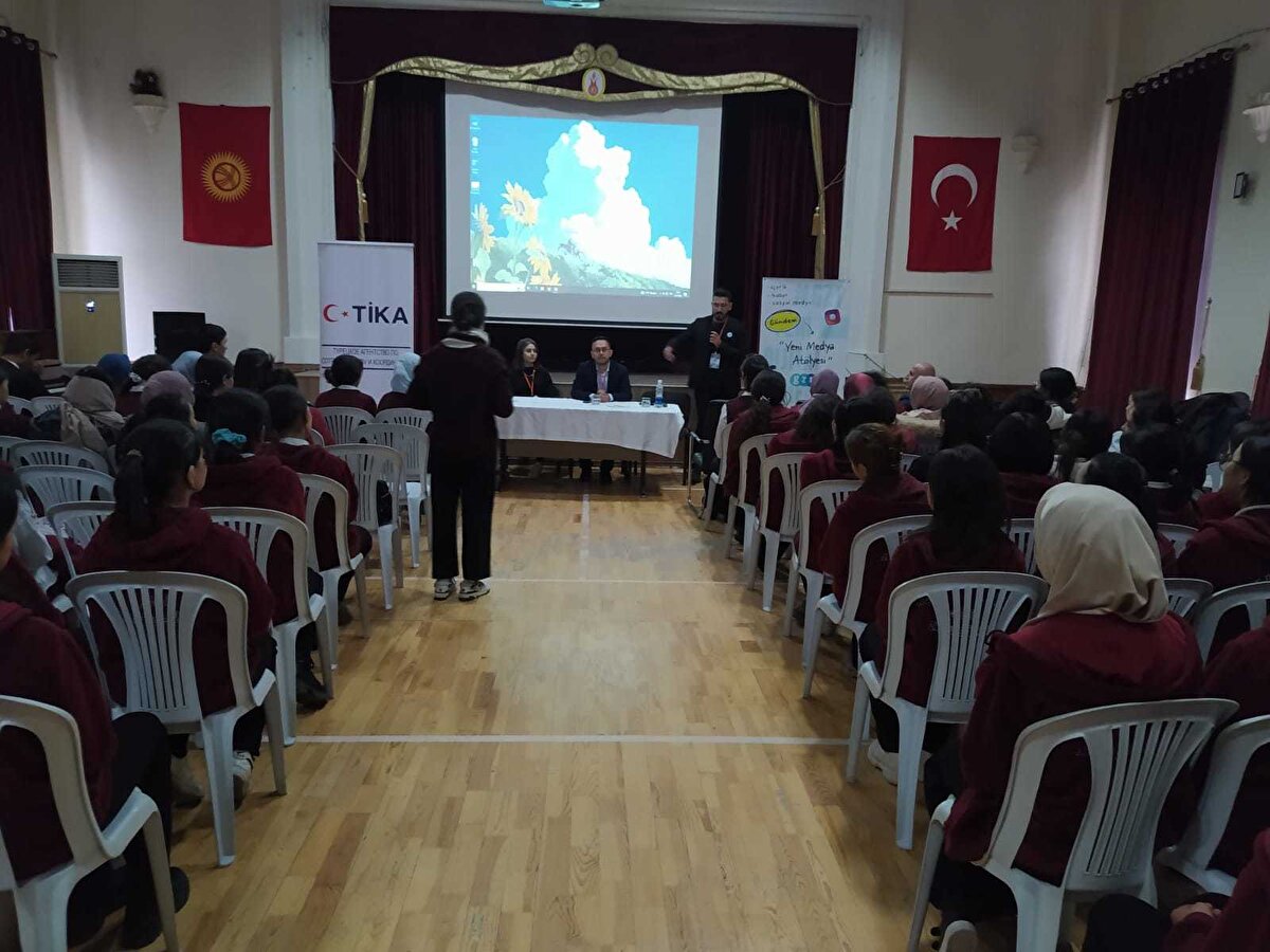 Açılış Töreni’nde konuşan Rektör Prof. Dr. Alparslan Ceylan, bu değerli eğitim projesini Kırgızistan-Türkiye Manas Üniversitesi ile iş birliği yaparak gerçekleştiren TİKA, TRT ve GZT yetkililerine teşekkür etti. Manas Üniversitesi’nin öğrenci odaklı bir yükseköğretim kurumu olduğunu vurgulayan Alpaslan Ceylan, öğrencilere fayda sağlayacak her işe büyük değer verdiklerini dile getirdi. Türkiye’den gelen değerli profesyonelleri Manas Üniversitesi’nde ağırlamaktan mutlu olduklarını ifade eden Rektör Ceylan, Türkiye’den gelen eğitimci konukların Manas Üniversitesi’nin birbirinden aktif öğrencileriyle değerli bir çalışma yürütmekten çok memnun kalacaklarına, öğrencilerin kendilerinin mesleki birikimlerinden azami düzeyde faydalanacaklarına emin olduğunu da belirtti.<br><br>