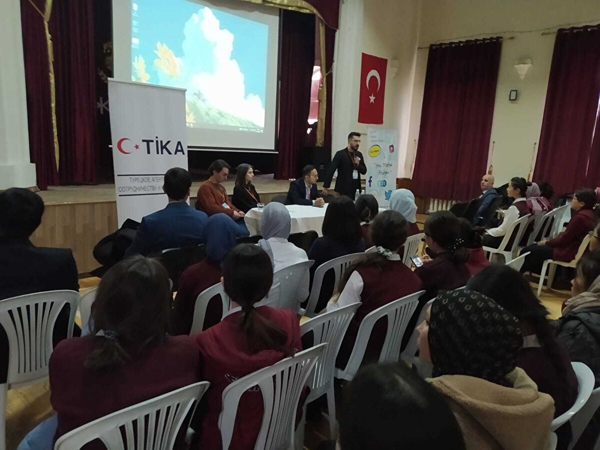 Manas Üniversiteli gençlerin ilk günden büyük ilgi gösterdiği “Gençler İçin Gazetecilik” ve “Yeni Medya Haberciliği” konulu eğitimler, hafta boyunca devam edecek. TRT ile GZT’den gelen eğitimciler Manas Üniversitesi öğrencilerinin yanı sıra Kırgızistan Maarif Eğitim Kompleksi ve Kırgız Türk Anadolu Kız Meslek Lisesi öğrencilerine de medya eğitimleri verecek.<br><br>