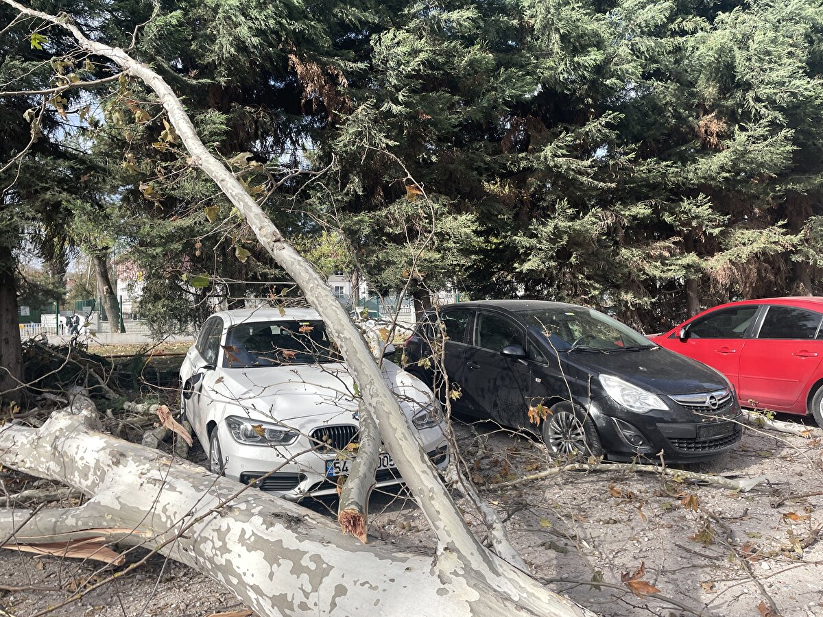 <br>Olayda bir otomobil kullanılamaz hale gelirken, 3 otomobilde hasar oluştu.