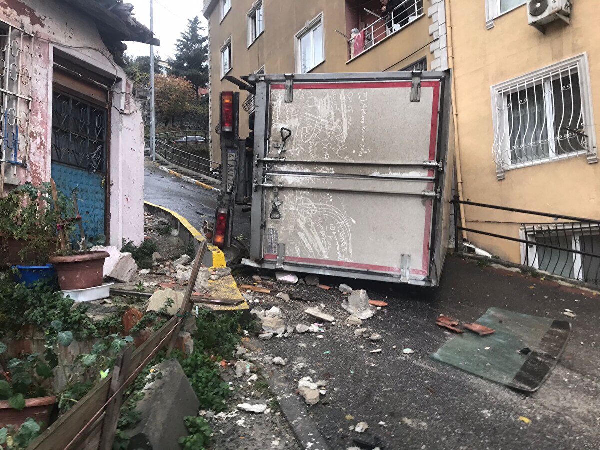 "BURADA SÜREKLİ KAZA OLUYOR"<br>Mahalle sakini Hüseyin Gökçek "Burada yağmur başladığı için yol kaygan olduğundan kaza oldu. Burada ay, hafta geçmiyor kaza oluyor. Yetkililerden ricamız buranın ya geliş ya da gidiş yapılması veya bu yolun biraz daha geliştirilmesini istiyoruz. Burada doğalgaz borusu, elektrik panosu var. Bir tanesine isabet etse binalar kalmaz. Bu yoldan dolayı can güvenliğimiz yok" dedi. 