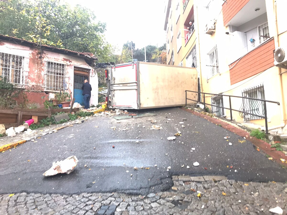 Geri kayan kamyonet bir binaya çarptıktan sonra devrildi. Kazadan yara almadan kurtulan sürücü kendi imkanları ile dışarı çıktı. Çevredekilerin ihbarıyla olay yerine polis ve itfaiye ekibi sevk edildi. Kaza nedeniyle sokak araç ve yaya trafiğine kapatıldı. 