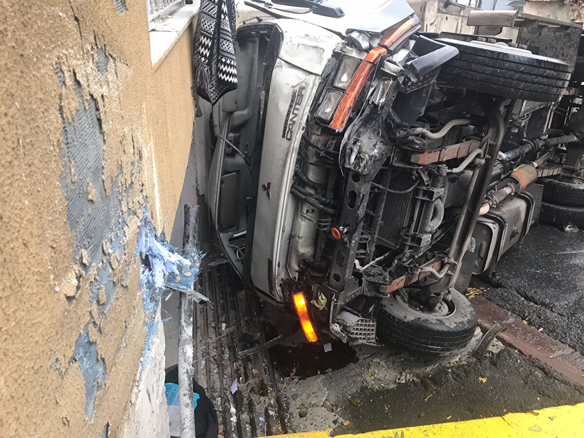Olay, Sütlüce Uzun Bayır Sokak'ta saat 14.00 sıralarında meydana geldi. Edinilen bilgiye göre, Sulhettin Polat'ın kullandığı kamyonet yokuştan çıkarken yağan yağmur nedeniyle kayganlaşan yoldan kaymaya başladı. 