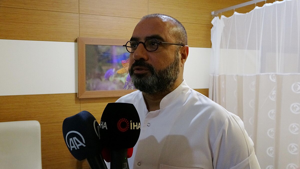 “2 santimlik bir kesiden 20 taş çıkardık”<br>ÇOMÜ Tıp Fakültesi Öğretim Üyesi ve Organ Nakil Merkezi Müdürü Prof. Dr. Cabir Alan, operasyona ilişkin şu ifadeleri kullandı: