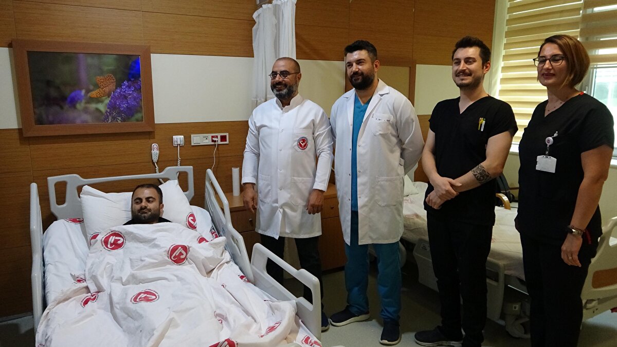 Ameliyat masasına yatan Gültekin’in mesanesinden, toplam ağırlığı 550 gram olmak üzere 20 taş çıkarıldı.<br><br>