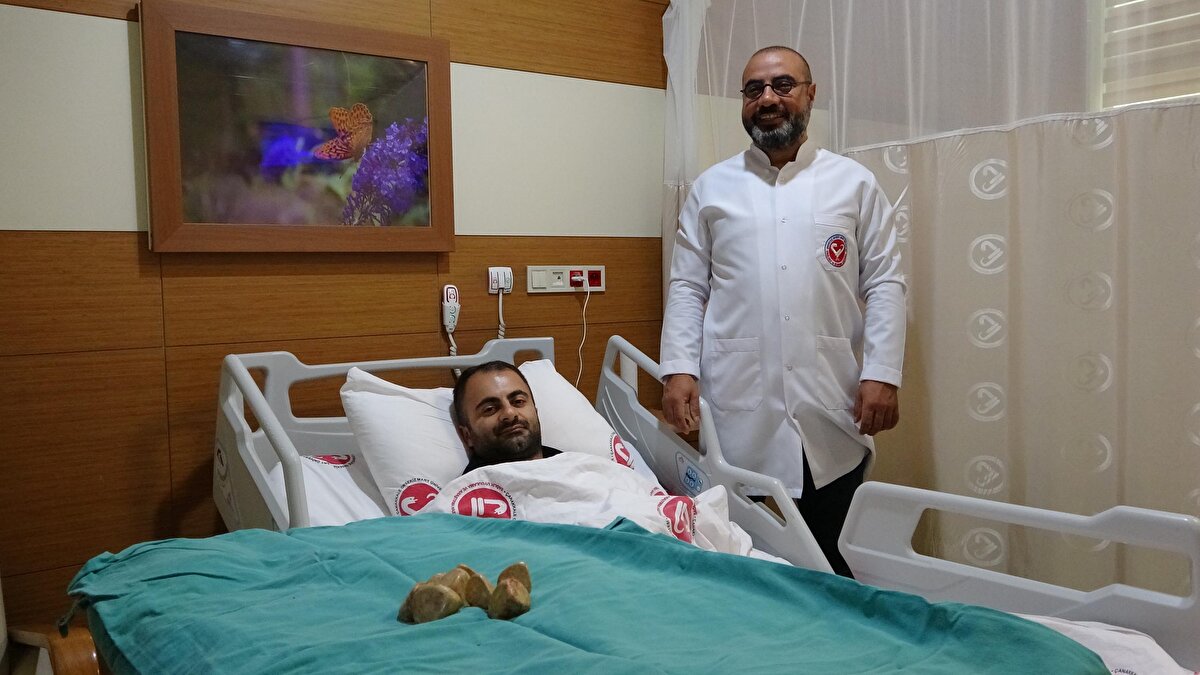 “Ender görülen bir durum”<br>Tarttığımızda 550 gram geldiğini gördük. Çapı ise 9 santim ebadındaydı. Dünya literatürüne baktığımızda, bu boyutlarda taşlara pek rastlanmıyor. Bu ender görülen bir durum. Hayrettin Bey sağlığına kavuştu. Normal bireyler gibi idrarını rahat bir şekilde yapabilecek"<br><br>“Büyük sıkıntılarım vardı”<br>Hayrettin Gültekin ise, "Hastaneye geldiğimde büyük sıkıntılarım vardı. Ameliyattan sonra çıkartılan taşları görünce çok şaşırdım. Böyle bir durum beklemiyordum." diye konuştu.