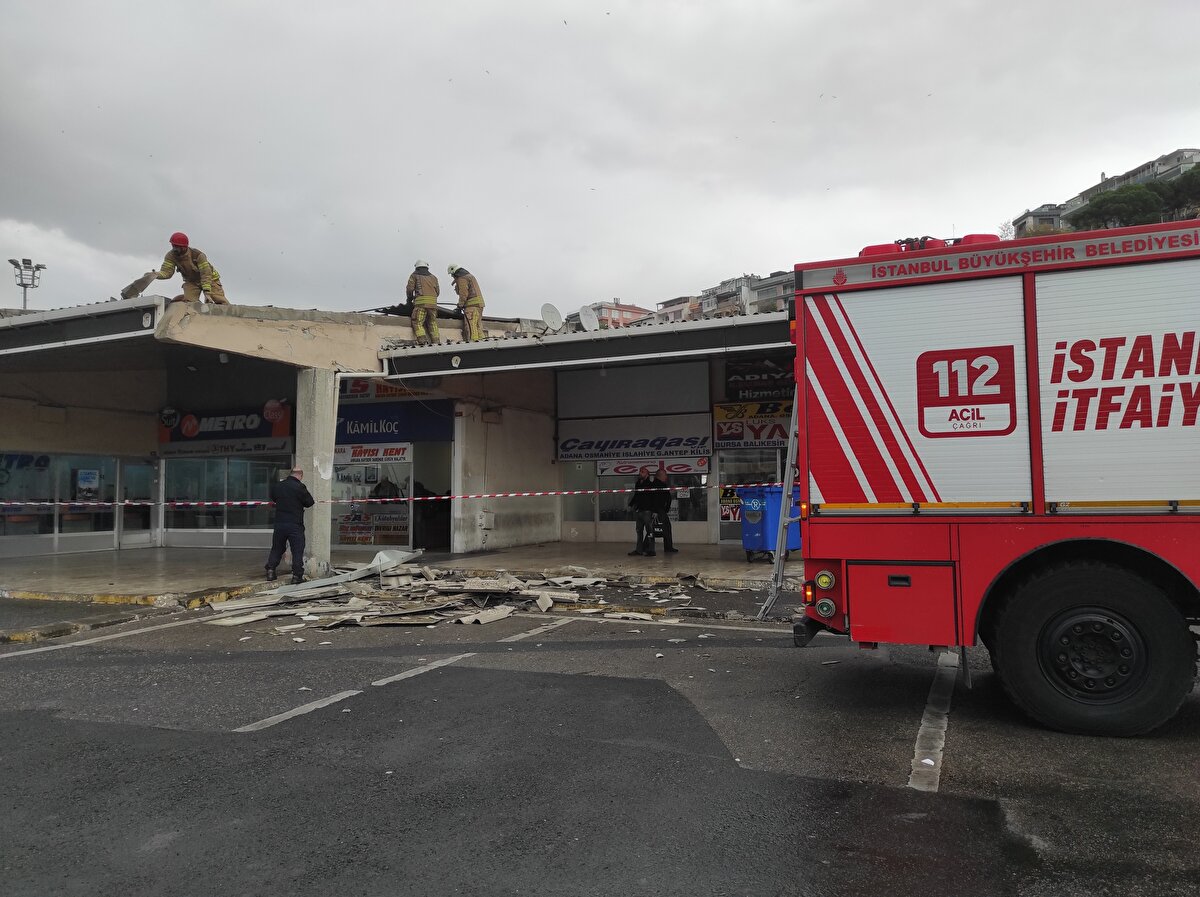 Alınan bilgiye göre, kentte etkili olan şiddetli rüzgar, otogarın çatısındaki bazı parçaları kaldırdı. Çatı parçaları, otogardaki bir otobüs firmasının peronuna düştü.