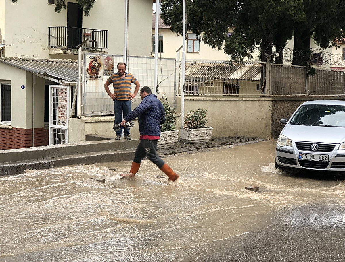 Her yağmur sonrası aynı manzarayla karşılaştıklarını belirten esnaf, altyapı sorunlarının çözülmesini istedi.<br><br>