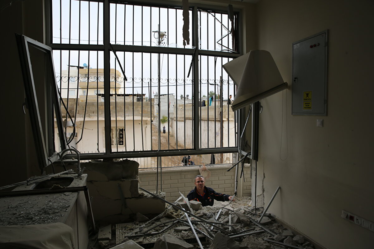 İçişleri Bakanı Süleyman Soylu, roketli saldırıda 3 kişinin hayatını kaybettiğini 10 kişinin de yaralandığını açıkladı. Soylu atılan 5 roketten birinin okula isabet ettiğini hayatını kaybedenlerden birinin öğretmen birinin ise çocuk olduğunu belirtti.<br>