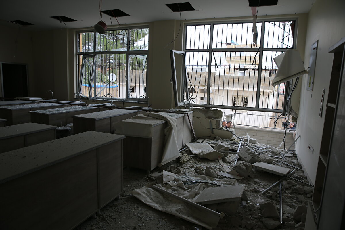 Yaralananlara geçmiş olsun, hayatını kaybedenlere taziye dileklerini ileten Gül, şunları kaydetti: "Son durumla ilgili arkadaşlarımız çalışıyor. Şehitlerimiz var, yaralılarımız var. Dolayısıyla Sayın Bakanımız süreci yakından takip ediyor. Onlar da İnşallah gelecekler. Gereken tedbirleri alıyoruz. TSK, karşı tarafa misliyle karşılık veriyor. Atışlar devam ediyor, sabırla beklememiz lazım. 2 ağır yaralımız var, diğerleri çok şükür daha iyi. 2 evimizde zarar var, sivil yerleşim yeri içerisindeki iki tane konut zarar gördü. Şu an ki durumda 2 ev, 3 okulumuzda hasar var, süreci takip ediyoruz."<br>