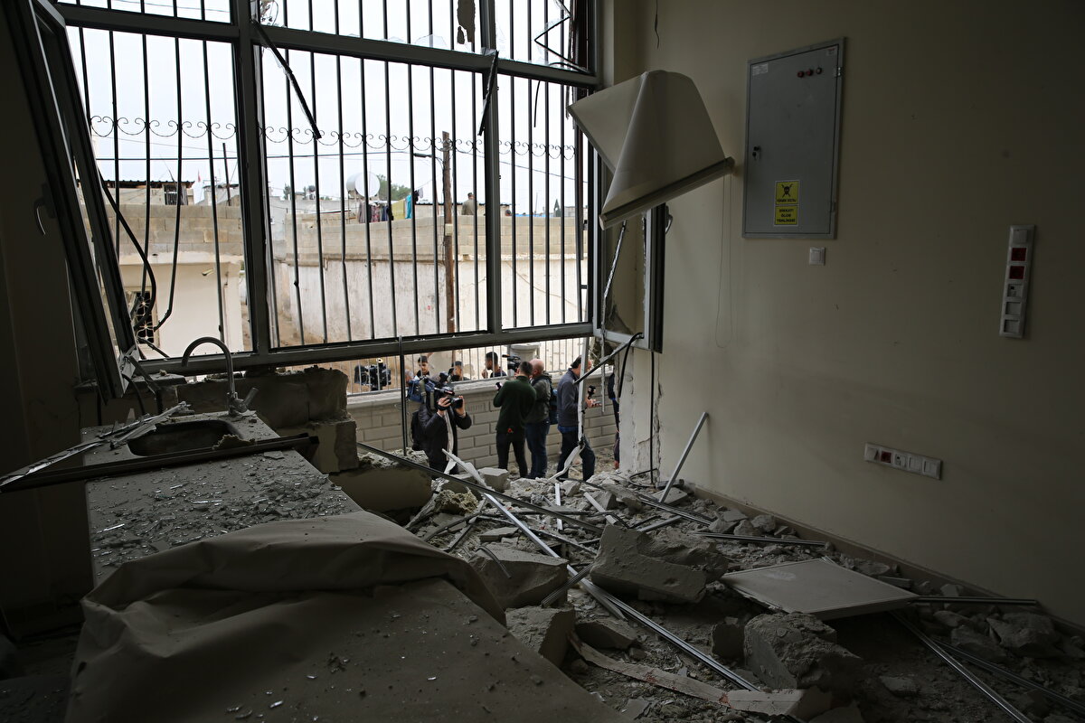 Gaziantep`in Karkamış ilçesine Suriye`nin kuzeyinden roketli saldırı düzenlendi. Roketler İlçe merkezinde aralarında bir okulunda bulunduğu yerleşim merkezine düştü.<br>