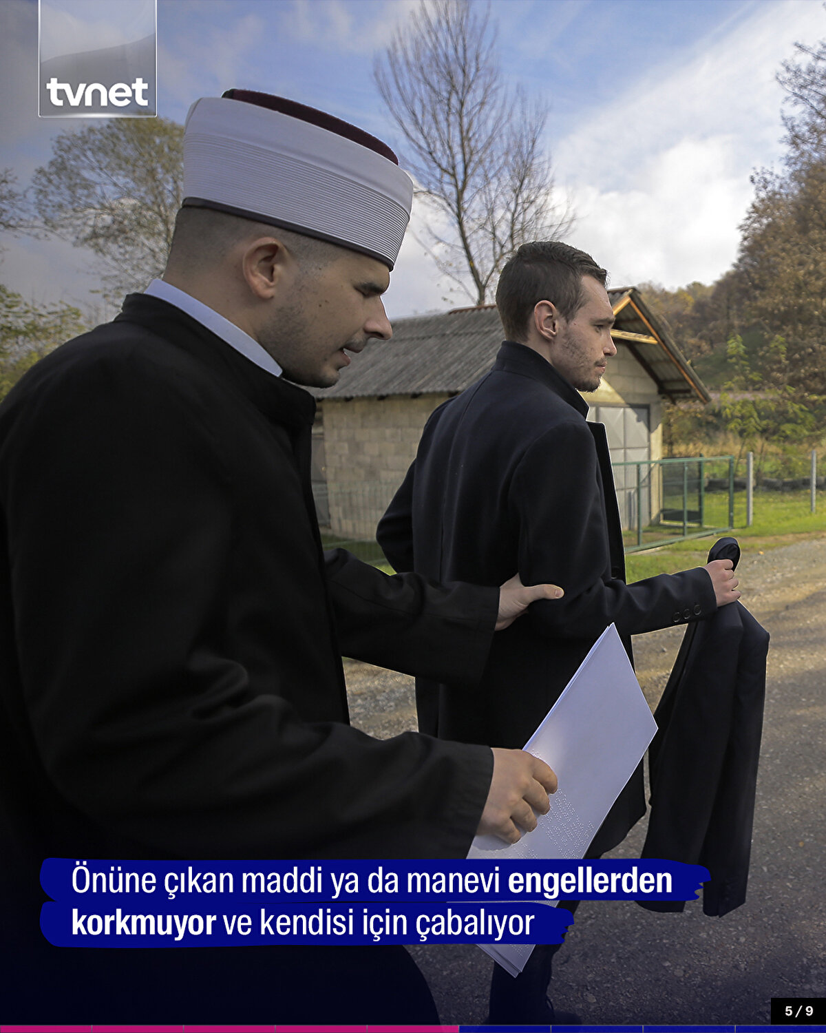 Önüne çıkan maddi ya da manevi engellerden korkmuyor ve kendisi için çabalıyor