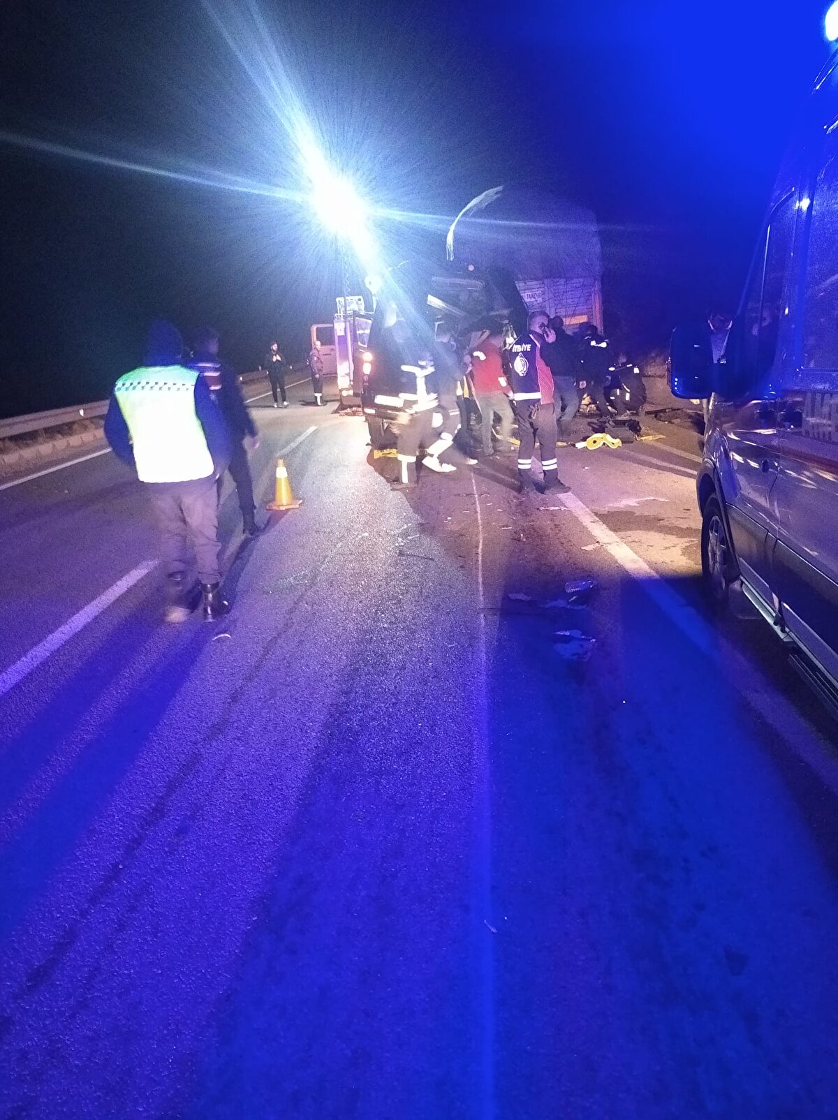 Çorum’dan Samsun’a giden Aykut Bektaş idaresindeki 52 ADK 527 plakalı minibüs, Çaybaşı köyü mevkisinde aynı yönde seyreden Hacı Ahmet Kılıç yönetimindeki 42 FES 27 plakalı kamyonla çarpıştı.