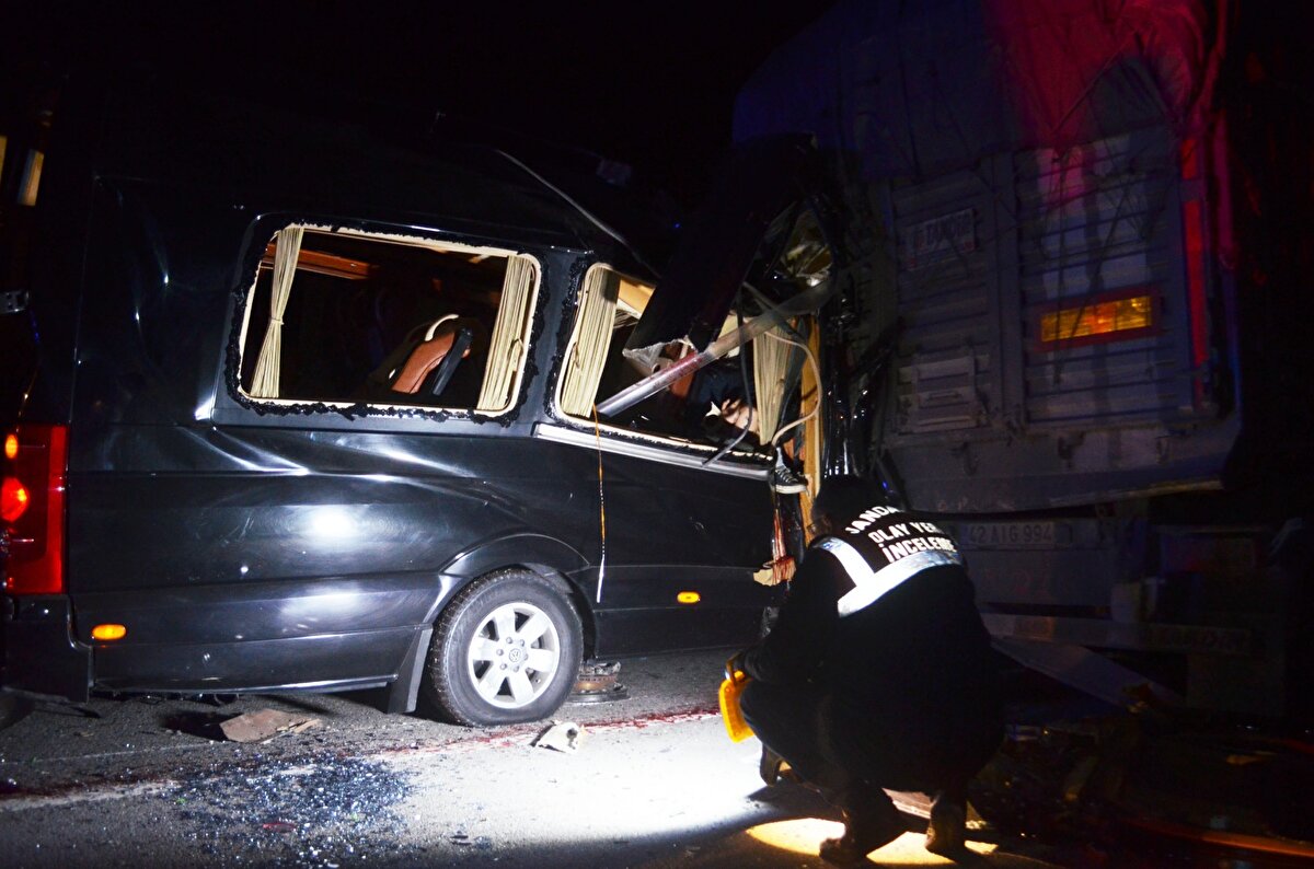 Haber verilmesi üzerine bölgeye jandarma, polis, itfaiye ve sağlık ekipleri sevk edildi.<br><br>Kazada minibüsteki yolculardan Özgür Karataş, Tolga Güleryüz ve Burak Topçu hayatını kaybetti.<br>