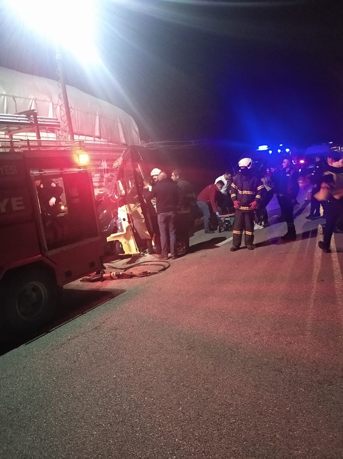 Yaralanan sürücü Bektaş ve minibüste bulunan Özgür Ayaz, Burak Gülçebi, Filiz Özbek, Melis İşiten, Sergen Deveci, Uğur Şalvarcıoğlu ve Ceyhun Fersoy bölgeye sevk edilen ambulanslarla Merzifon ve Suluova Devlet Hastanelerine kaldırıldı.<br><br>Tiyatro oyuncularının dün Çorum Devlet Tiyatrosu Salonu’nda "Başbelası" adlı tiyatro oyununu sahneledikten sonra Samsun'a döndükleri öğrenildi.<br><br>