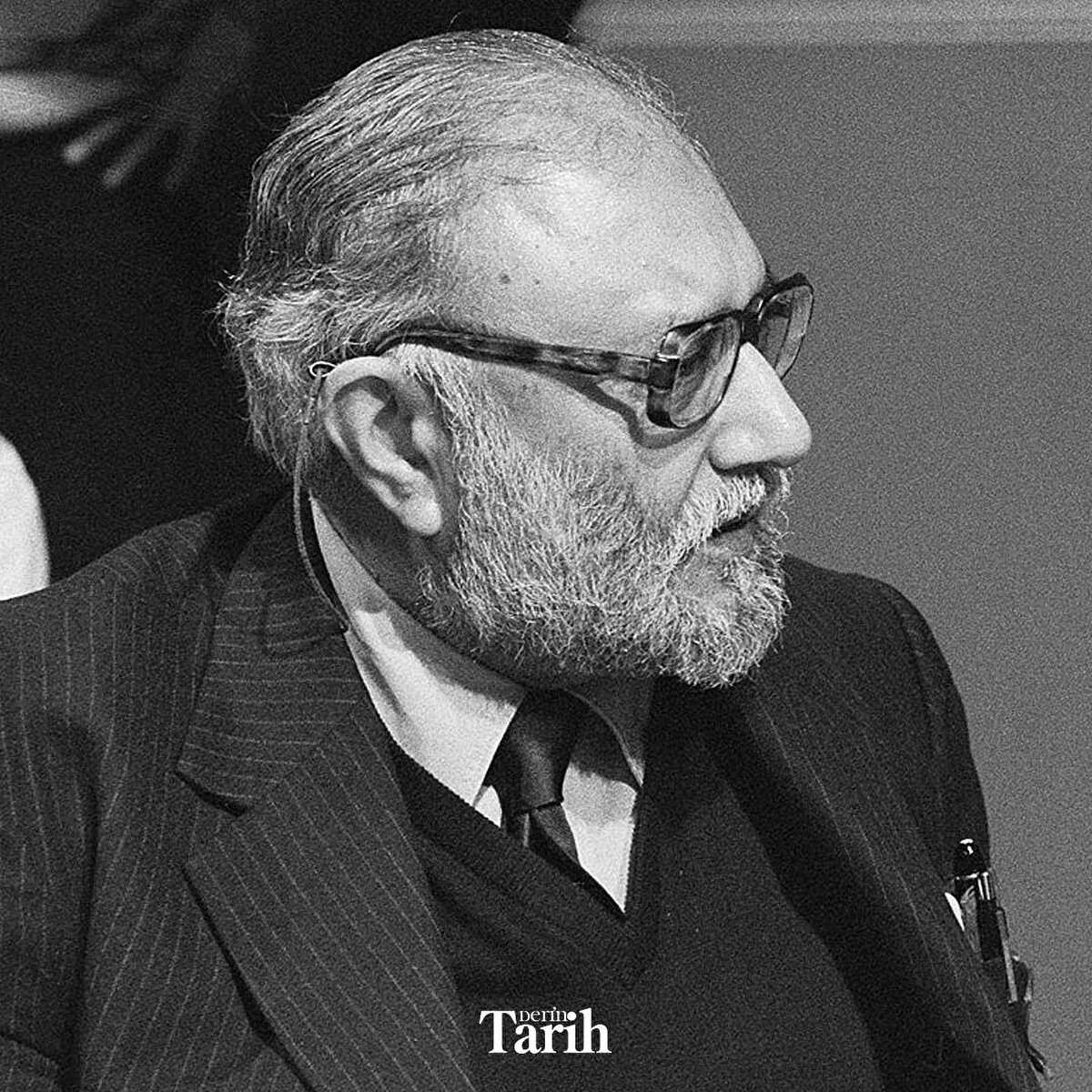 "Yedi göğü birbiriyle uyum (ve uygunluk) içinde yaratan O’dur. Rahmân’ın yaratmasında hiçbir uygunsuzluk ve <br>düzensizlik göremezsin. Gözünü çevir de bak! (Orada) <br>hiçbir çatlak ve kusur görebilir misin?