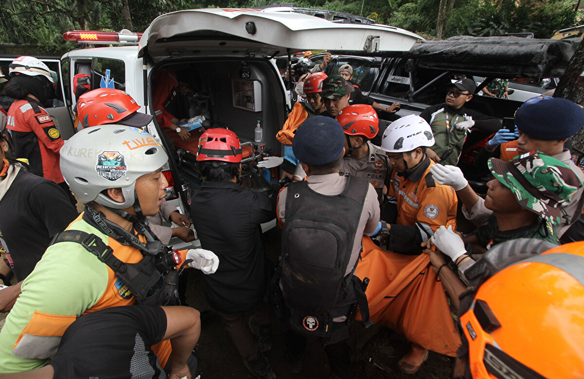 Diğer taraftan Endonezya, yerkabuğundaki farklı plakaların birleşerek depremlere ve volkanlara neden olduğu, sismik olarak oldukça aktif bir bölge olan Pasifik Ateş Çemberi'nin iki yanında yer alıyor.<br><br>2004 yılında, Endonezya'nın kuzeyindeki Sumatra adası açıklarında meydana gelen 9.1 büyüklüğündeki bir deprem, 14 ülkeyi vuran ve yarısından fazlası Endonezya'da olmak üzere Hint Okyanusu kıyı şeridinde 226 bin kişinin ölümüne neden olan bir tsunamiyi tetiklemişti.