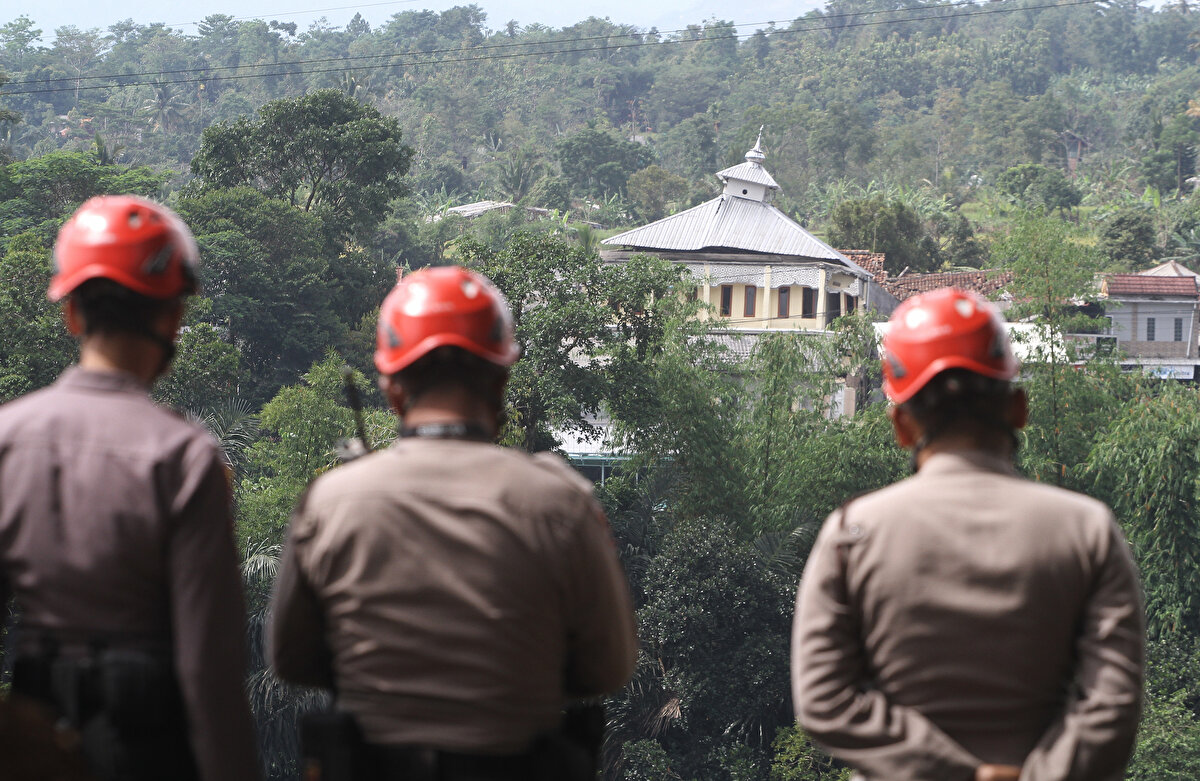 Ulusal Afet Ajansından yapılan açıklamaya göre, Batı Java Valisi Ridwan Kamil, depremde en az 268 kişinin hayatını kaybettiğini, 300'ü ağır 900 kişinin de yaralandığını doğruladı.<br>