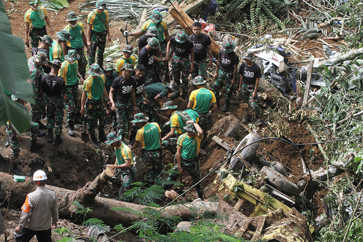 Kamil, depremde yıkılan yapıların altında kalan çok sayıda kişi olduğunu ve bu nedenle ölü ve yaralı sayısının artabileceğini söyledi.<br><br>