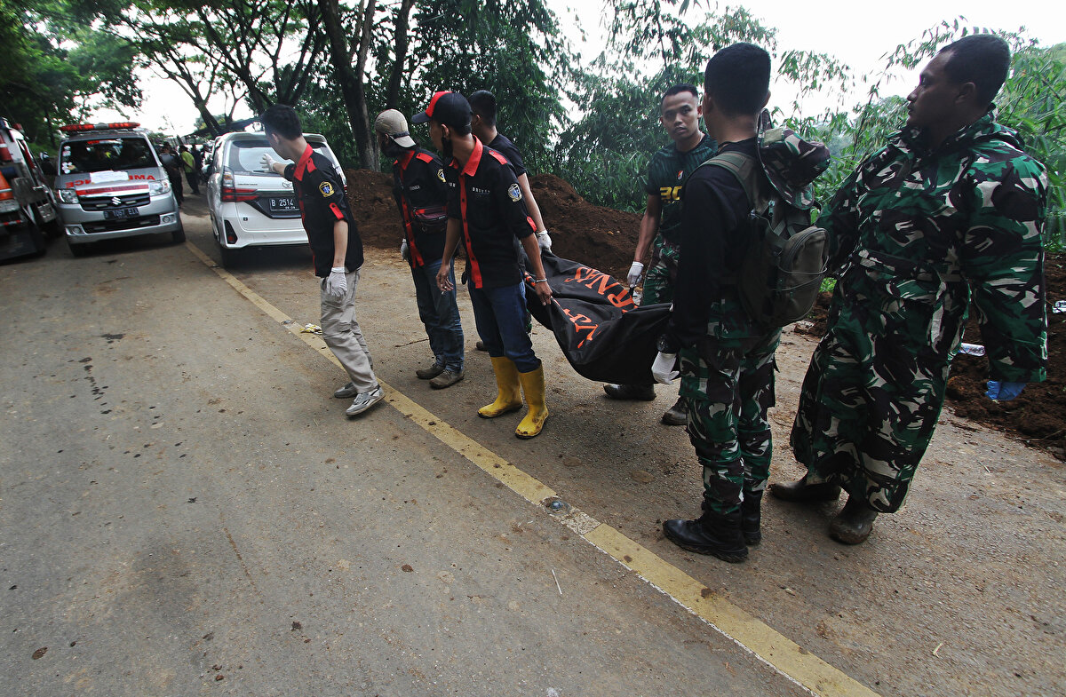 Dışişleri Bakanlığı, Endonezya'nın Batı Cava eyaletinde meydana gelen depremde hayatını kaybedenler için taziye mesajı yayımladı.<br><br>Bakanlıktan yapılan yazılı açıklamada, "Endonezya'nın Batı Cava eyaletinde meydana gelen deprem sonucunda çok sayıda kişinin hayatını kaybettiği ve yaralandığı derin üzüntüyle öğrenilmiştir. Hayatını kaybedenlerin yakınlarına, dost ve kardeş Endonezya halkı ile Hükümetine içten taziyelerimizi iletiyor, yaralılara acil şifa diliyoruz" denildi.<br><br>