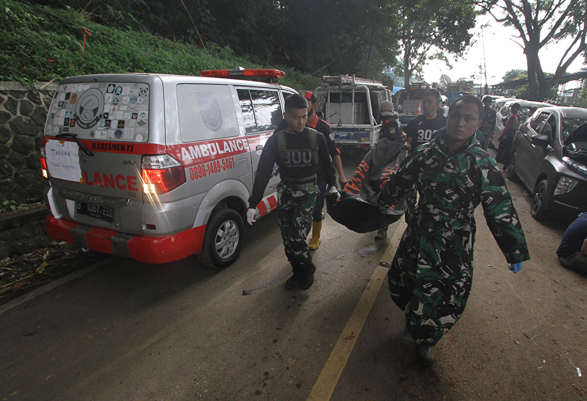 ABD Jeolojik Araştırma Merkezi (USGS), Ciranjang şehrinin 18 kilometre güneybatısında meydana gelen 5,6 büyüklüğündeki depremin, 10 kilometre derinlikte kaydedildiğini duyurdu.<br>