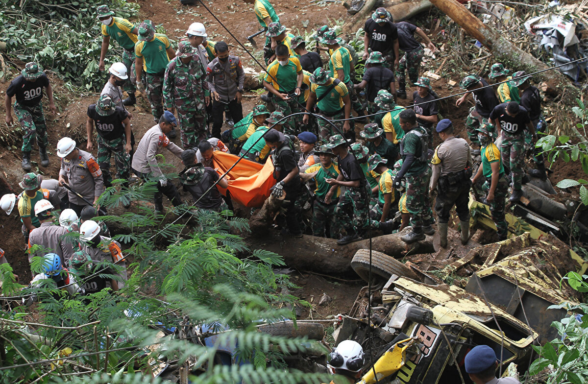 CNN'in haberine göre yetkililer, depremde 22 binden fazla evin yıkıldığını, 58 binden fazla kişinin de yerinden olduğunu söyledi.<br><br>Batı Java Valisi Ridwan Kamil, basın mensuplarına yaptığı açıklamada, yaşamını yitirenlerin çoğunun çocuk olduğunu kaydetti.<br>