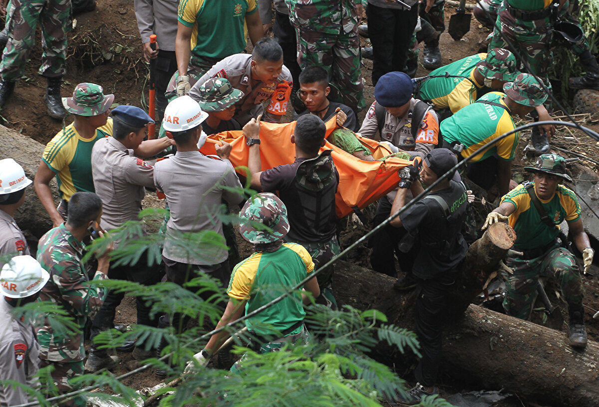 İngiliz insani yardım kuruluşu Çocukları Kurtarın (Save the Children), 50'den fazla okulun depremden etkilendiğini belirterek, şiddetli sarsıntının okullardaki öğrencilerin kaçmasını zorlaştırdığını açıkladı.<br>