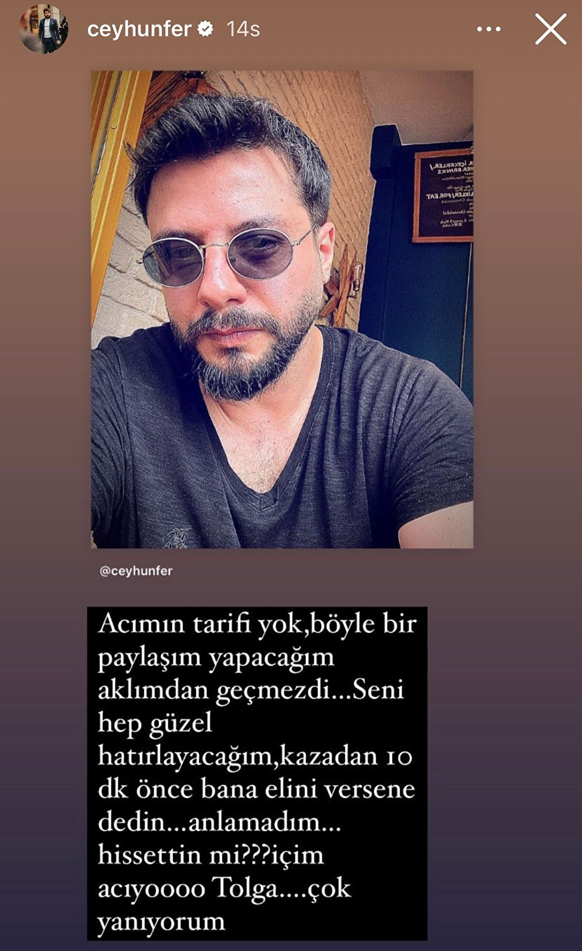 YARALI KURTULAN FERSOY'DAN, GÜLERYÜZ'E VEDA<br>Kazadan yaralı kurtulan Ceyhun Fersoy, Instagram hesabından yaptığı paylaşım ile hayatını kaybeden yakın dostu Tolga Güleryüz'e veda etti. Fersoy, paylaşımında, "Canım çok acıyor ama öyle böyle değil… 2-3 aya toparlarım ama sen olmayacaksın… Çok hayallerimiz, umutlarımız, geleceğimiz vardı… Canım arkadaşım, dostum… Seni anlatmak için seninle yaşamak lazım… Seni asla ama asla unutmayacağım… Bunları yazarken hala inanamıyorum… Çok seviyorum seni ama çok…" dedi. <br>Fersoy, yakın dostunun cenaze törenine ilişkin yaptığı diğer paylaşımda ise “Canım arkadaşım affet beni, bu halde izin çıkmadı seni son kez uğurlamaya…En yakın zamanda yanında olacağım" dedi.