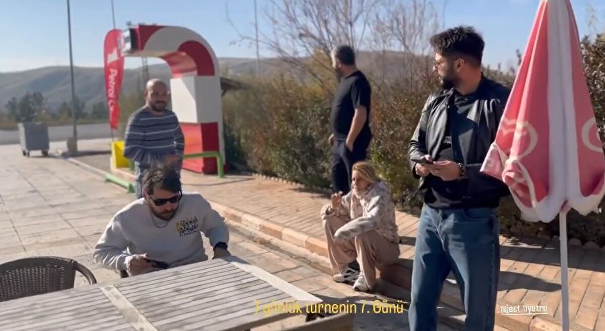 MİNİBÜS SÜRÜCÜ TUTUKLANDI<br>Öte yandan kazayla ilgili sürdürülen soruşturmada; süratli olduğu tespit edilen minibüsün sürücüsü Aykut Bektaş ile TIR şoförü Hacı Ahmet K., gözaltına alındı. Sorgularının ardından sevk edildikleri adliyede hakimliğe çıkarılan 2 sürücüden Aykut Bektaş tutuklanırken, Hacı Ahmet K. de adli kontrol tedbiriyle serbest bırakıldı.'TAM KUSURLU' ÇIKTI<br>Aykut Bektaş'ın, hazırlanan kaza tespit tutanağına göre 8'de 8 kusurlu bulunduğu, kaza yerinde ise fren izine rastlanılmadığı ortaya çıktı. DHA'nın ulaştığı savcılık ifadesinde Bektaş'ın, "110-120 gibi hızla gidiyordum. TIR aniden önüme kırınca kaza oldu. Kazadan sonra yaralılara yardımcı olmaya çalıştım. Çok üzgünüm. Keşke bu acı kaza yaşanmasaydı" dediği öğrenildi. Kaza sırasında TIR'ın süratinin 55 kilometre olup, sağ şeritte bulunduğu tespit edildi.