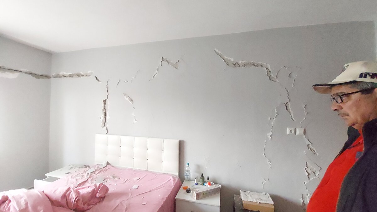 Durmayacak sandım. Yataktan da kalkamadım. Yaşlıları falan yukardan aldık indik. Şimdi çok şükür yıkım yok” dedi.<br>12 Kasım 1999’daki Kaynaşlı depremini yeniden hatırladıklarını anlatan Tutkun, “Allah beterinden saklasın.