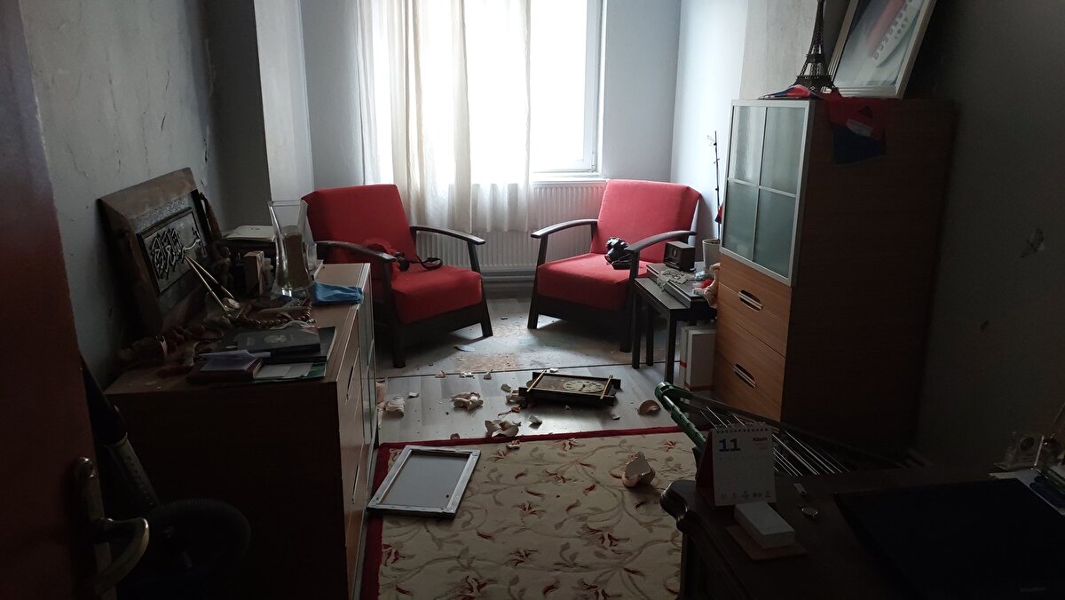 Gölyaka ilçesi Körpeşler Mahallesi 1441’inci Sokak’ta oturduğu apartman dairesi hasar gören yerel gazeteci Cihan Tutkun yaşadıklarını anlattı. Tutkun, “Saat 04.00’te yattım. Kedi huysuzlandı. Sallanmaya başladık. O sarsıntıda yataktan kalkamadım. Tuğlalar hep üzerime geldi. Karanlıkta onları göremedim. Kedimi aradım, bulamadım, dışarıdan ışık bulup geldim.