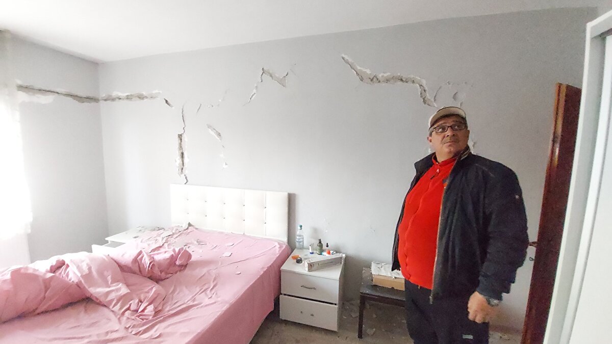 Demek ki unutmamak gerekiyor. 23 sene oldu, insan unutuyor. Daha 10 gün önce deprem tatbikatı yaptık. Sık sık hatırlatmakta fayda var diye düşünüyorum. Bundan sonra kendi evimde annemle birlikte kalacağım. Bu evde bu görüntüden sonra kalınmaz” ifadelerini kullandı.