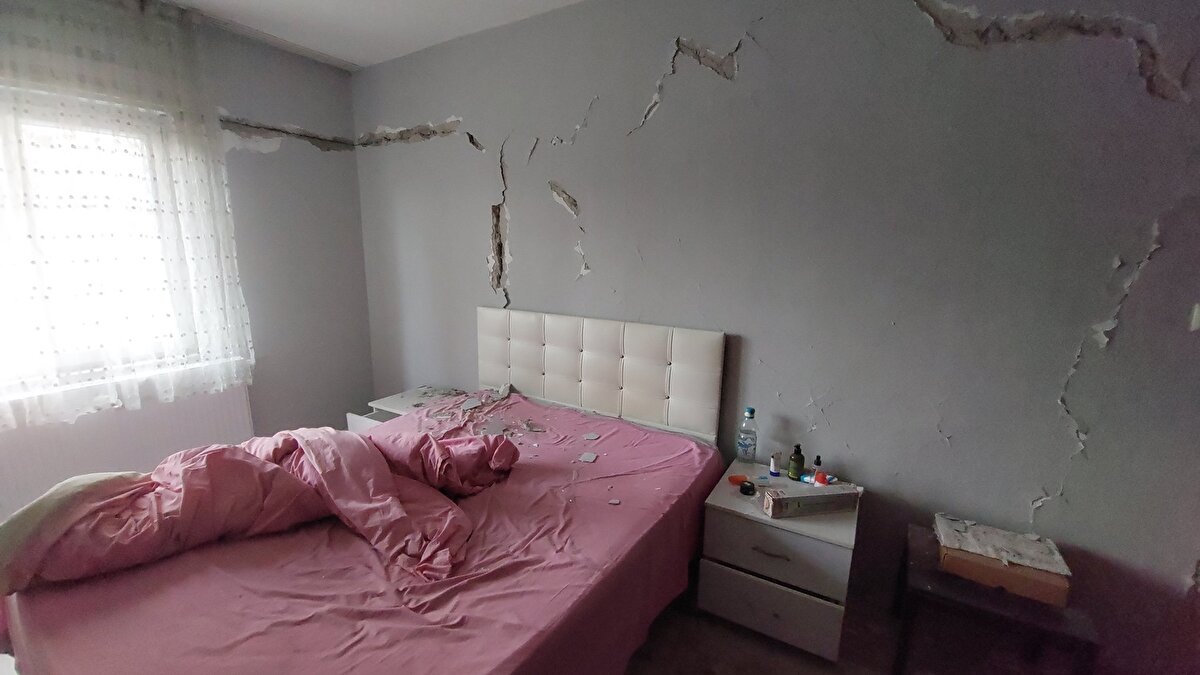 Yaklaşık 1 saat kedimi aradım. Durum bu. 12 Kasım depremini daha etkili yaşamıştık. Bundan daha etkiliymiş. Bu daha yüzeyde olduğu için etkisi biraz daha fazla oldu. Üst katta 6 daire daha var ancak sadece bu katta hasar var. 7 saniye sürdü dediler ama bana 1 dakika gibi geldi.