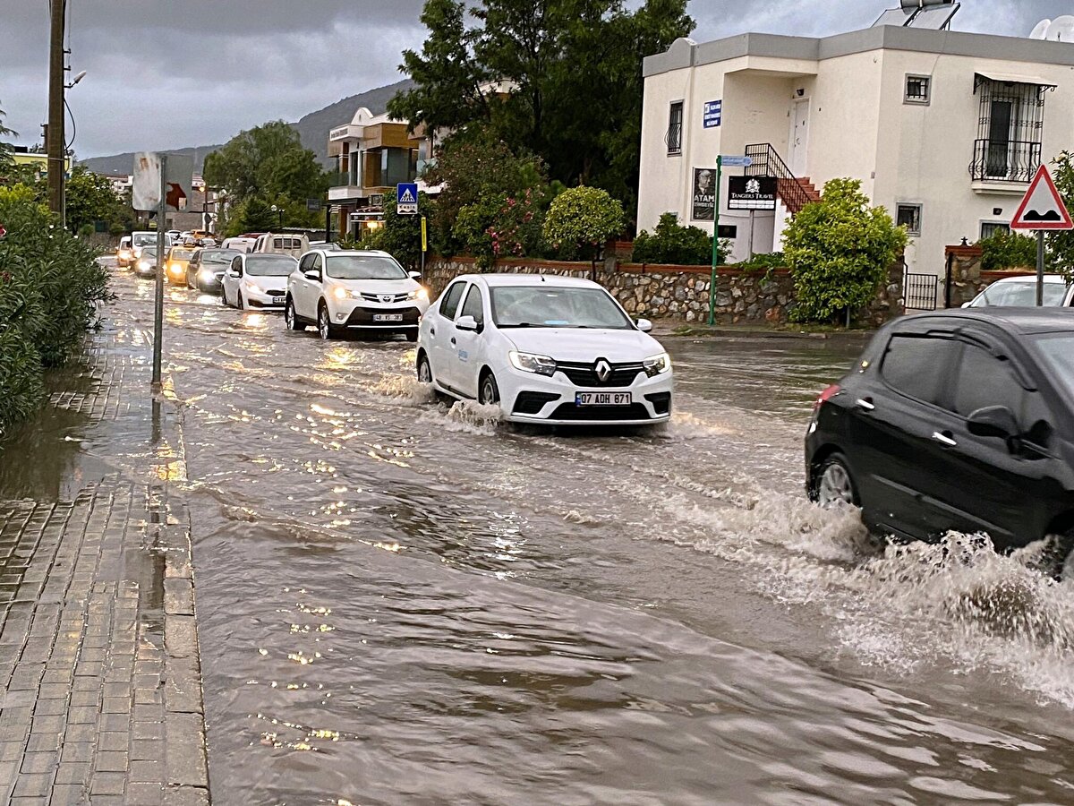 Açıklamada, "İlçemiz genelinde öğleden sonra beklenen yağış nedeniyle herhangi bir olumsuzluk yaşanmaması adına tedbir amaçlı olarak saat 13.00 itibariyle eğitim ve öğretime ara verilmiştir" denildi. 