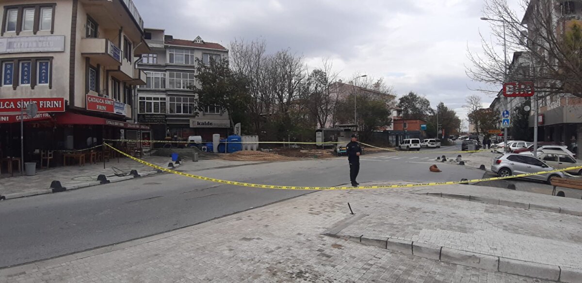 Durumdan tedirgin olan çevredekiler polise ihbarda bulundu.