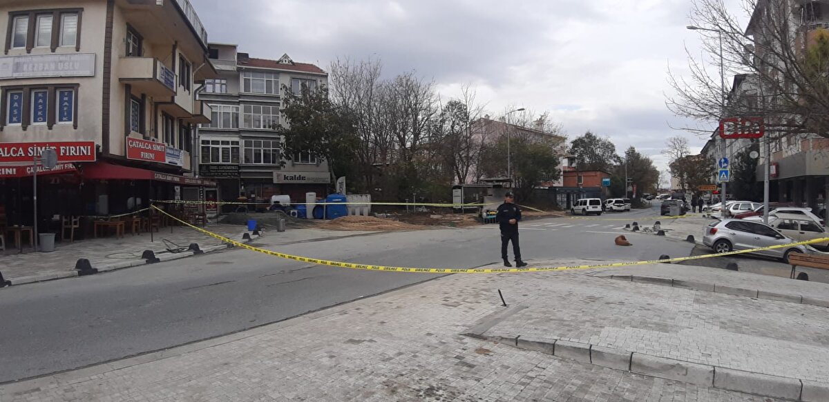 Çatalca Kaymakamlığına da yaklaşık 500 metre mesafede bulunan sahipsiz valiz için polis ekipleri olay yerini güvenlik çemberine aldı.