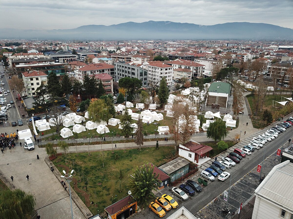 'NE ZAMAN EVE DÖNERİZ BİLEMİYORUZ'<br><br>Ailesi ile birlikte çadırda kalan Muteber Gedik (63), "Gece çok güzel geçti, evimizden daha iyi geçti. Çünkü korkudan uyuyamazdık, bu gece çok güzel uyuduk. Bazı evler çok hasarlı. Ne zaman eve döneriz bilmiyorum. Çocukların okulu, işler var. Bir şekilde eve gideceğiz. Fakat ne zaman gideceğimizi bilmiyoruz. Çadırda 8 kişi kalıyoruz. 2 oğlum, 2 torunum ve bizler varız" dedi.