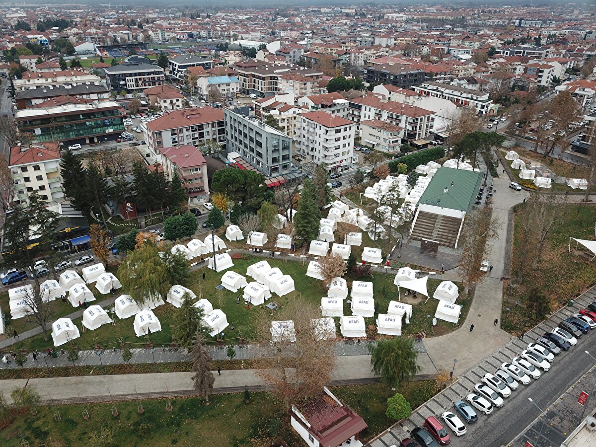 Merkez üssü Gölyaka ilçesi olan 5.9 büyüklüğündeki depremin ardından kentin 10 farklı noktasına, 128 çadır kuruldu. Evleri hasar gören ya da deprem korkusu yaşayan 627 kişi, geceyi çadırlarda geçirdi. Havanın aydınlanması ile çadırda kalanlar, yeni güne başladı. Kentin 10 farklı noktasında çadır kurulduğunu belirten Gölyaka Belediye Başkanı Yakup Demircan, "Gece vatandaşlarımız sakin bir şekilde çadırlarına yerleştirildi. AFAD ekiplerimiz koordineli bir şekilde bütün vatandaşlarımızı 10 noktada çadır kentlere yerleştirdi. Gece geç saatlere kadar buradaydık, herkes huzurlu bir şekilde istirahat yaptı. Gençlerde bir tedirginlik var. Özellikle 17 Ağustos ve 12 Kasım depremlerini görmeyen vatandaşlarımızda tedirginlik var. Ama herkes tedirginliğini attı" dedi.<br><br>