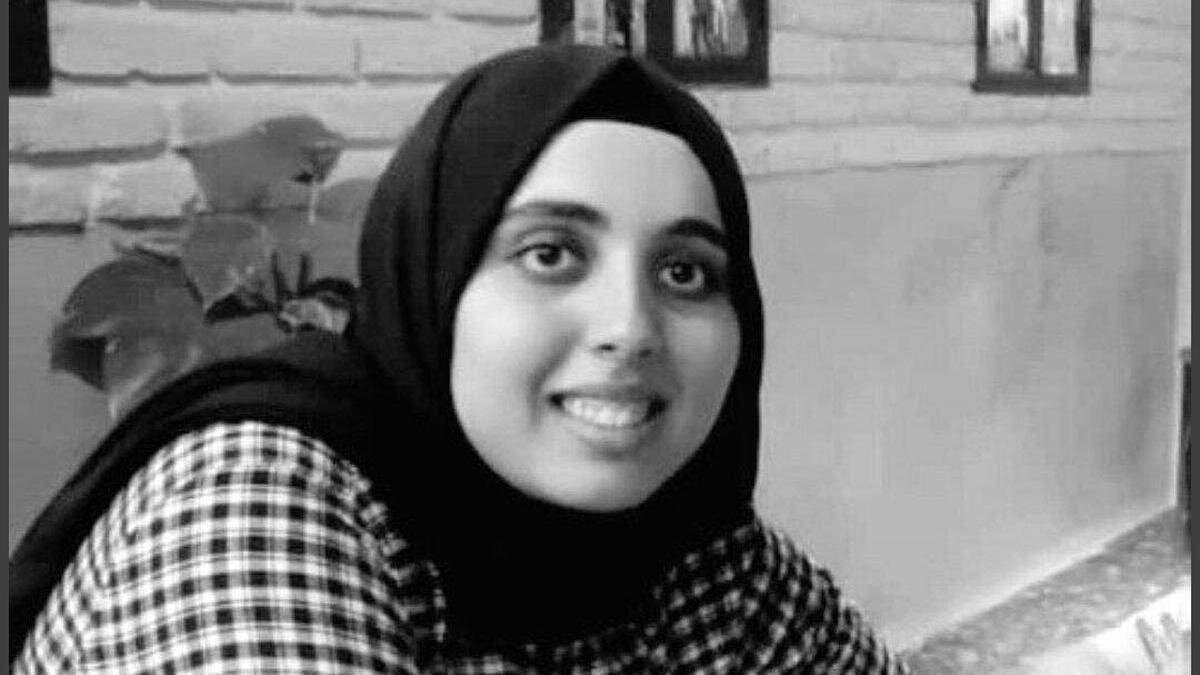 Türkiye, Öğretmenler Günü'nde Gaziantep'in Karkamış ilçesindeki havanlı terör saldırısında şehit olan Ayşenur Alkan'ın acısını taşıyor.<br>