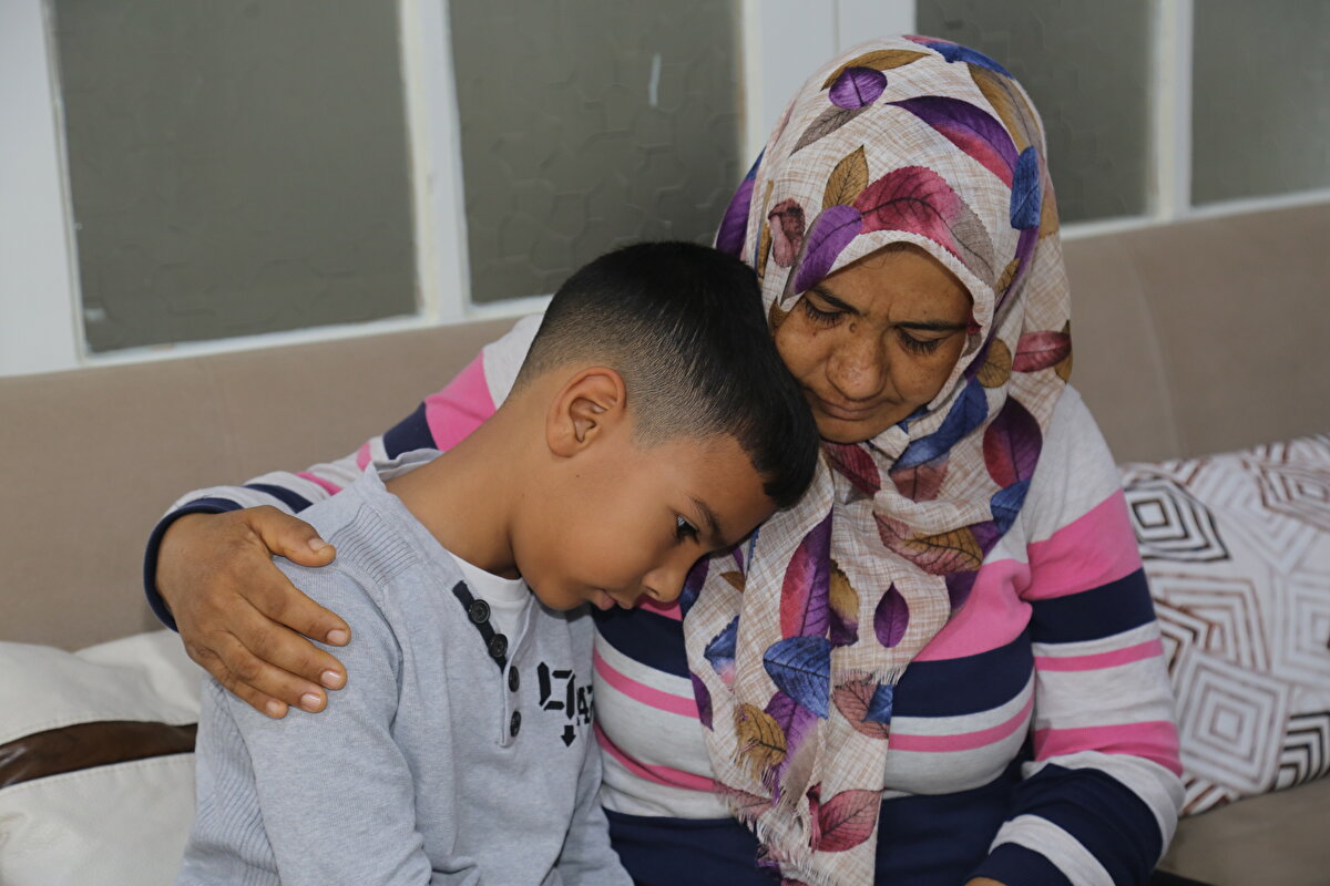 24 Kasım Öğretmen Günü için öğretmenine resim çizdiğini anlatan Bozkurt, "Öğretmenin öldüğünü duyunca çok üzüldüm, çok ağladım. Ben 24 Kasım ile ilgili resim çizmiştim, öğretmenime verdim. O da panoya astı ve bana dedi 'çok iyi çizmişsin'. Biz onu çok sevmiştik. Öğretmenimiz olsaydı, yarın şiir okurduk, sınıfı süslerdik, beraber şarkı söyleyip oyun oynardık. Şimdi onu görsem 'Bizi bırakma, seni çok seviyoruz öğretmenim' derdim" ifadesini kullandı.<br>