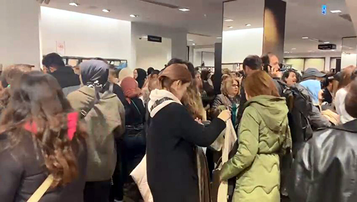 Bayrampaşa'da bulunan bir AVM'deki giyim mağazasında ise ürünlerden birkaç tane alarak koltuklarının altına dolduranlar kasada da sıranın kendilerine gelmesi için uzun süre bekledi.<br><br>
