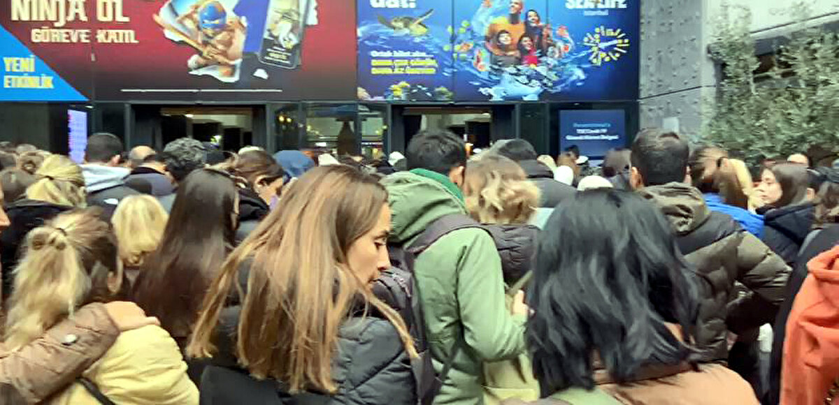 İstanbul'daki birçok AVM'nin önünde sabah erken saatlerden itibaren kalabalık oluştu.<br><br>